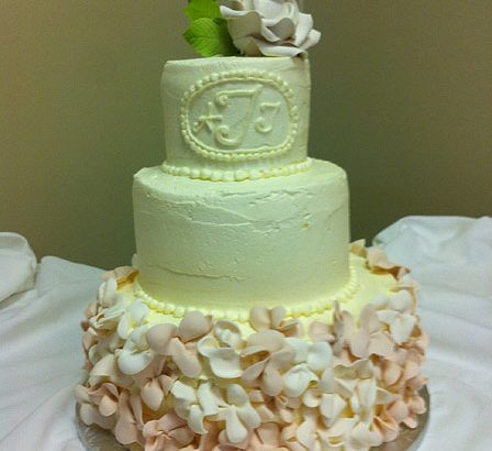 pink flowers on wedding cake